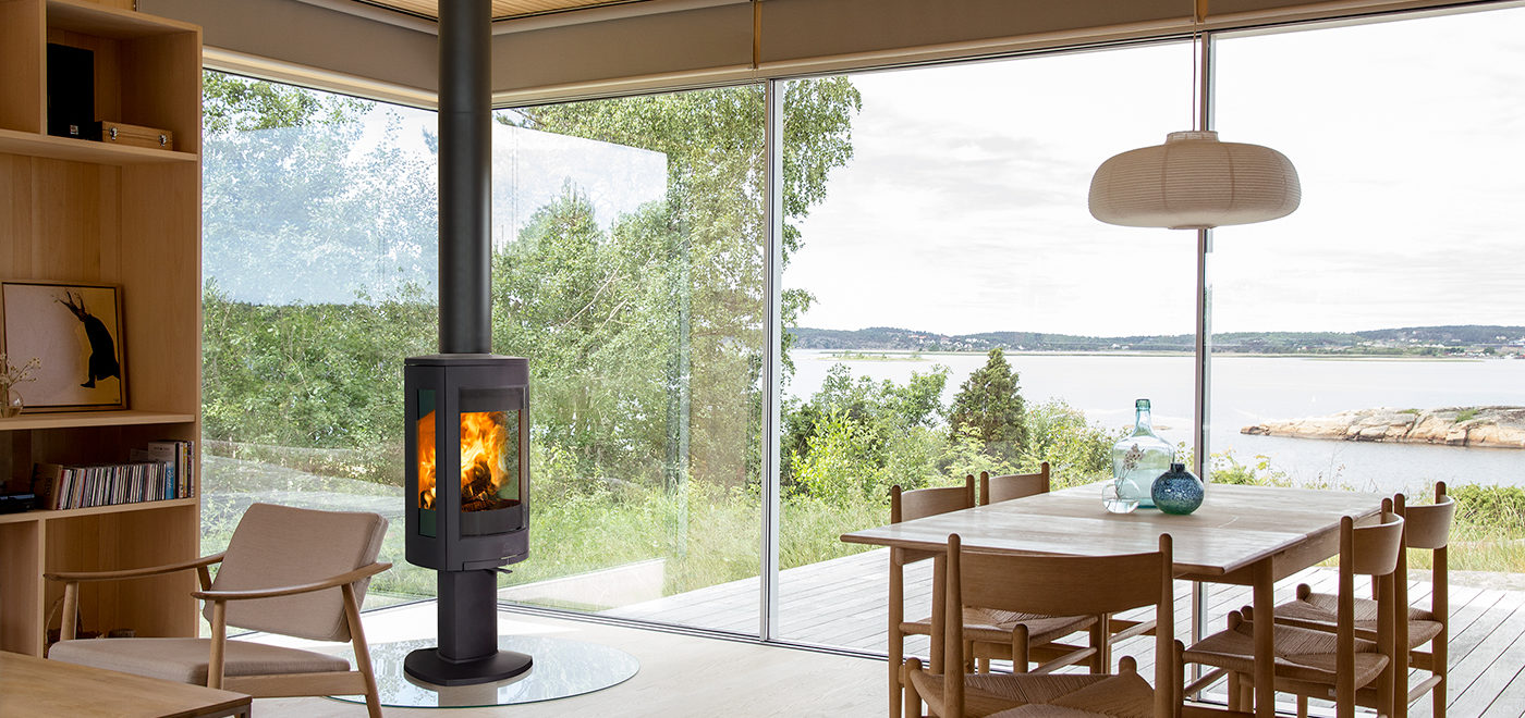 Jøtul F 373 Advance med sideglass på søyle skaper stemning i moderne miljø