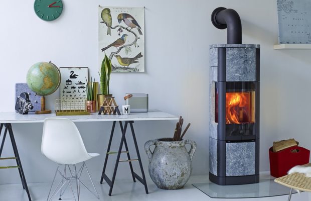 Scan 65-8 høy klebersteinsovn med sideglass og plass til varmeakkumulerende stein skaper lun stemining i moderne hjem.